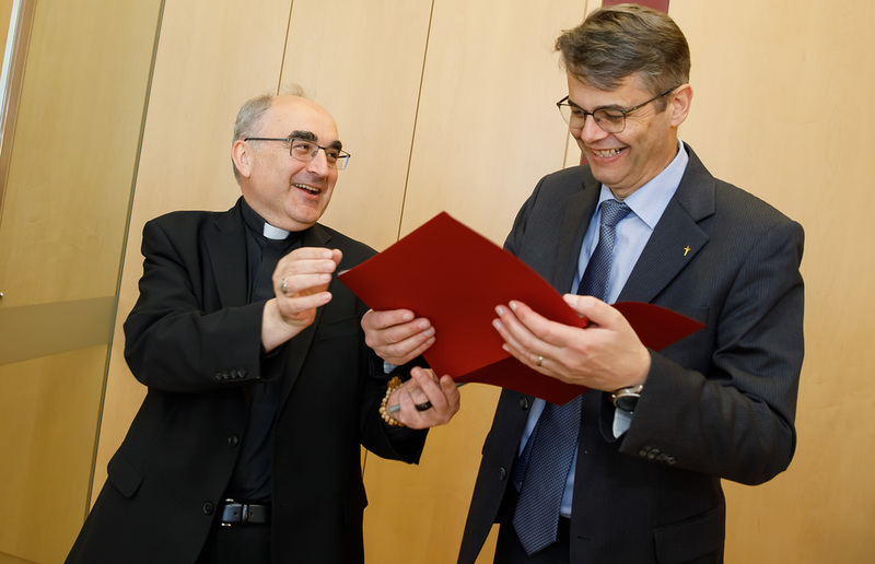 Bischof Wilhelm Krautwaschl und Superintendent Wolfgang Rehner unterzeichneten die Vereinbarung.