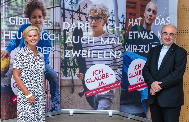 Andrea Pinz, Leiterin des Interdiözesanen Amtes für Unterricht und Erziehung (IDA) und Schulbischof Wilhelm Krautwaschl bei der Kampagnenpräsentation in Wien.