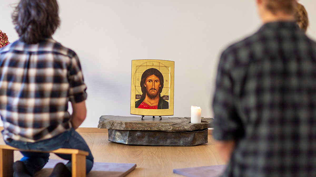 Zukunftswerkstatt Innsbruck / Christian Ender Innsbruck, Österreich – 7. November 2021: Meditation, geleitet von Pater Helmut Schumacher SJ, Leiter der Zukunftswerkstatt.HINWEIS: ALLE RECHTE DER ABGEBILDETEN PERSONEN SIND ZUR VERWENDUNG IM RAHMEN JESUITISCHER ARBEIT FREIGEGEBEN UND LIEGEN