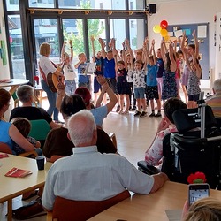 Verbindung durch Begegnung zwischen Caritas & Kirche, Jung & Alt, Texte und Musik