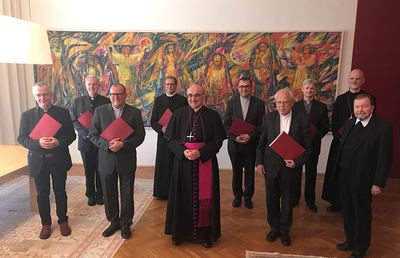 Bischof Wilhelm inmitten der ausgezeichneten Priester, Generalvikar Erich Linhardt (rechts) war Vorsitzender der Auswahlkommission