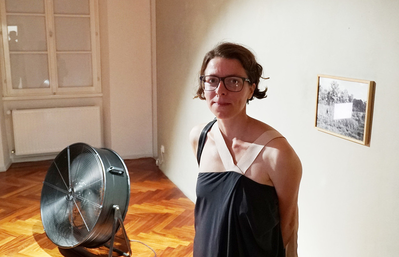 Ulrike Königshofer vor ihrem Werk „Wind, 25.10.2015“.