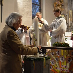 Margret Hofmann mit der Osterkerze
