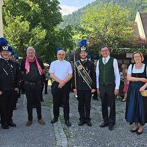 ... mit der Marktmusikkapelle und Vertretern der Gemeinde