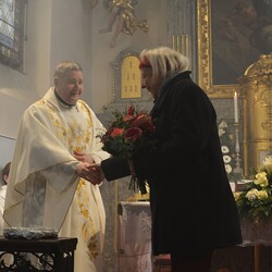 Pfarrer Claudiu gratuliert Margret