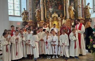 aufstellen der Ministranten aus dem Seelsorgeraum nach der Festmesse für das Foto