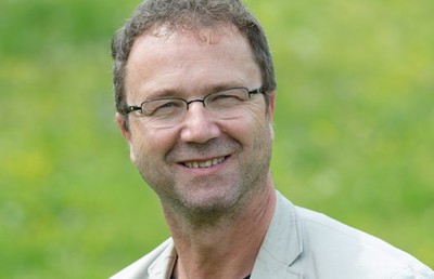 Kirchen müssen zukünftig 'hybrid', in analoger und virtueller Welt, arbeiten, sagt Theologe Georg Plank.