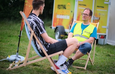 Florian Baumgartner, Projektleiter der Festivalseelsorge Österreich, kam aus Oberösterreich, um für die Festivalbesucher:innen da zu sein.