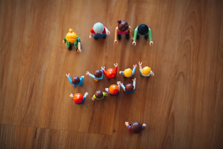 Kleine und große Playmobilfiguren / Unsplash Gemeinsame Aktionen für Jung und Alt stärken das Miteinander.