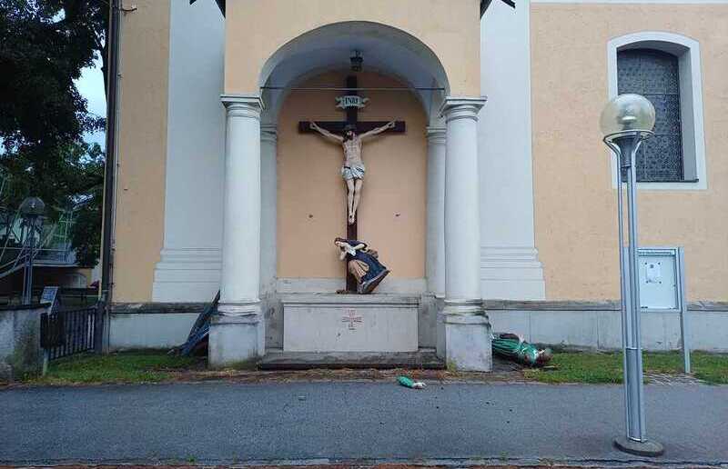 Vandalismus bei der Kreuzigungsgruppe der an der Pfarrkirche Deutschlandsberg: Eine Figur wurde links zu Boden geworfen, eine rechts. Die hl. Maria steht schief unter dem gekreuzigten Christus.