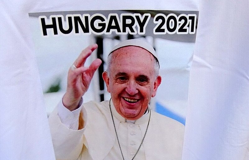 T-Shirt zum Papstbesuch in Ungarn 2021 / Stebunik, Wikimedia Commons, CC-BY-SA-4.0 Der Papst hielt sich bereits 2021 für ein paar Stunden in Ungarn auf.