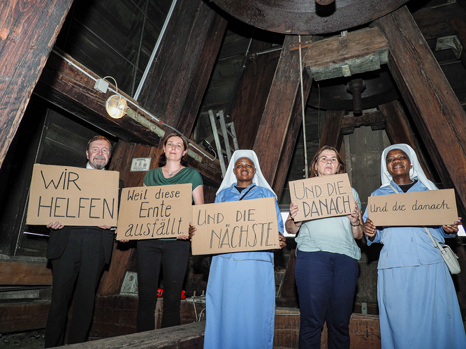 Glockenläuten in der Herz Jesu Kirche Graz / Caritas / Payer Generalvikar Erich Linhardt, Caritasdirektorin Nora Tödtling-Musenbichler, die Leiterin der Caritas Auslandshilfe Brigitte Kroutil-Krenn sowie Schwester Odette und Schwester Mamelie vom Orden „Neues Leben durch Versöhnung“ aus Burundi läuten die Gloc
