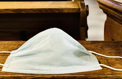 Nach wie vor Pflicht in der Kirchenbank: die Mund-Nasen-Bedeckung.