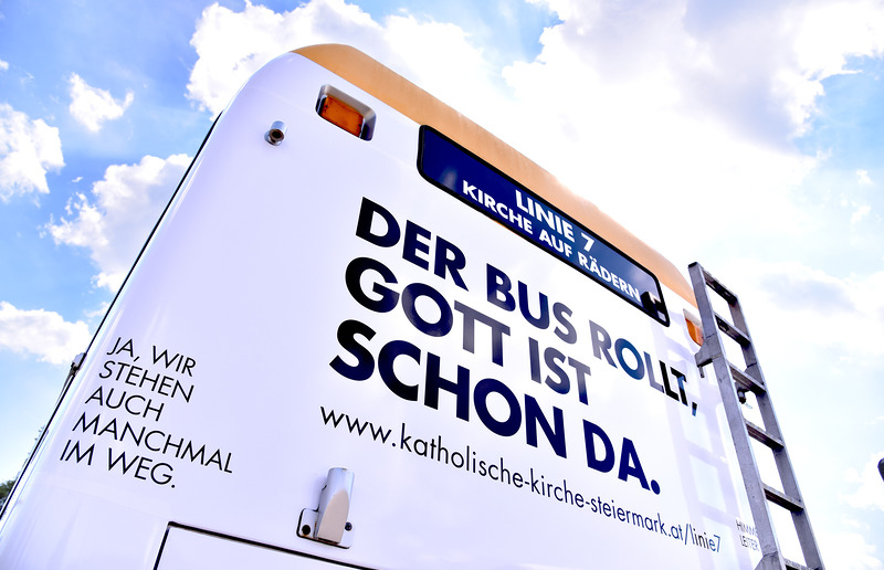 Die 'Linie 7 - Kirche auf Rädern' von hinten. / Rainer Juriatti, Das Freitag Nachmittag Kollektiv