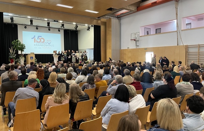 Der Chor der Mitarbeiterinnen und Mitarbeiter umrahmte den Festakt zu '150 Jahre Marienkrankenhaus'