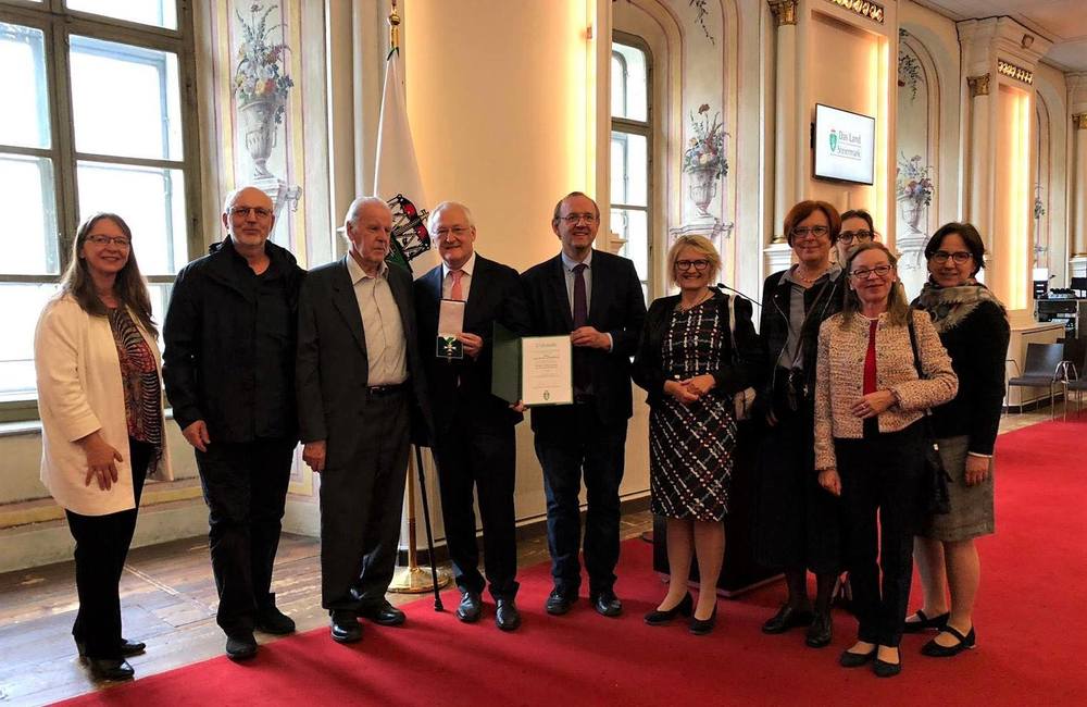 Landeshauptmann Hermann Schützenhöfer mit Dietmar Schreiner und dem Team des Welthauses