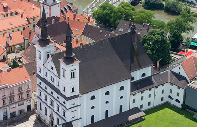 Während der Übertragung des Gottesdienstes ist die Emporenorgel der Stadtpfarrkirche zu hören, errichtet 1914 von der Grazer Orgelbaufirma Hopferwieser.