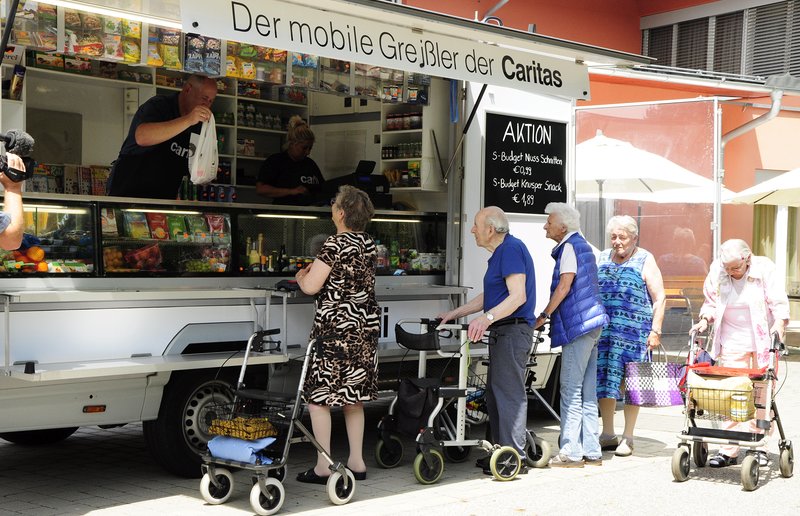 Caritas Steiermark Erwin und Sarah betreuen ihre Kunden bestens beim Einkaufsbummel.