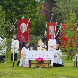 Altar mit Monstranz, Pfarrer, Ministranten und Fahnen         