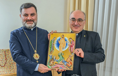Bischof Tiran Petrosyan bringt eine Ikone aus Armenien zu Diözesanbischof Wilhelm Krautwaschl nach Graz