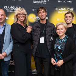 Birgit Lill-Schnabl, kuratorische Leiterin & Organisation Klanglicht, mit Stadtpfarrprobst Ewald Pristavec und Kirchenkultur-Referentin Gertraud Schaller-Pressler. 