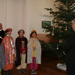 Sternsingerinnen aus der Dompfarre Graz besuchten Bischof Wilhelm Krautwaschl.