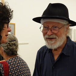                                 Er?ffnung der Sommer-Ausstellung im Spiegelgitterhaus Gleisdorf am 20. Juni 2025:  'round and round she goes  and where she stops nobody knows'Eine Ausstellung ?ber die ZEIT, kuratiert von zweintopf Mit Werken von M