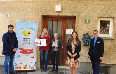 v.l.n.r.: Patrick Palz (Styria vitalis), Barbara Auer (Kindergartenpädagogin, KiGa-Leiterin), Yvonne Puchleitner (Kinderbetreuerin), Bettina Straßer-Gonzales (Wirtschaftsrätin der Pfarre Lind-Maßweg), Lukasz Wojtyczka (Pfarrer, KiGa-Erhalter)