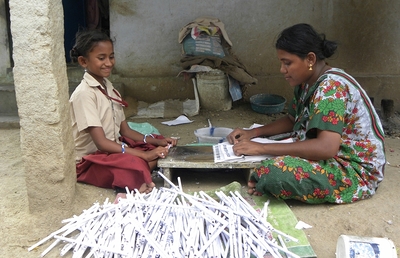Kinder in Indien bei der Produktion von Feuerwerkskörpern.