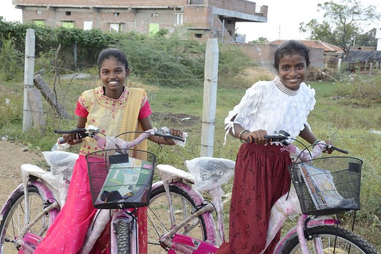 Eigene Fahrräder sind bei einem Schulweg von bis zu 15 Kilometern eine große Hilfe für die Kinder.