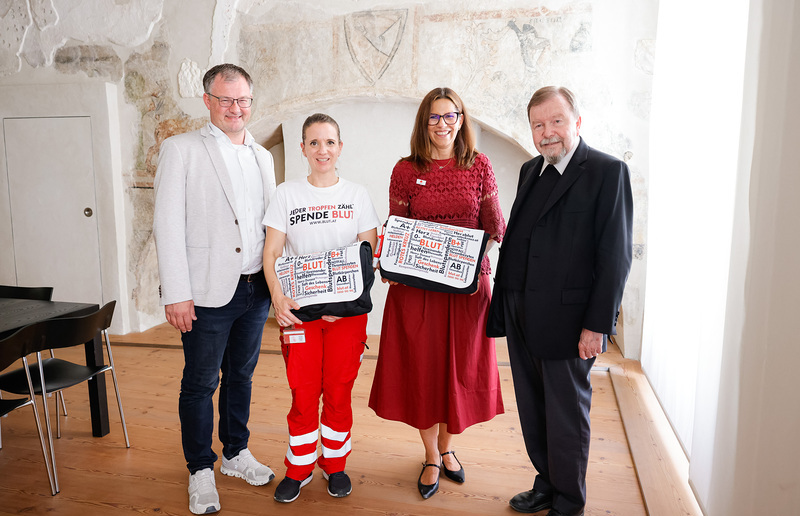 Das Rote Kreuz zu Gast im Freskenraum / Sonntagsblatt/Gerd Neuhold, Gerd Neuhold Nina Just und Silke Jungbauer vom Roten Kreuz Steiermark zu Gast bei Generalvikar Erich Linhardt. Ökonom Martin Halmer stellt Gebäude der Diözese für mobile Blutspende-Aktionen zur Verfügung.