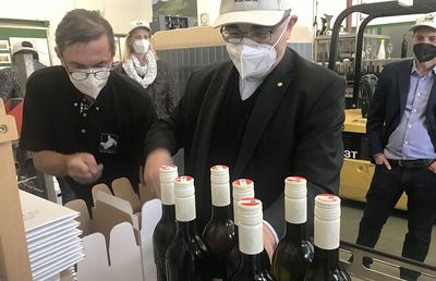 Der erste Messwein aus der Zusammenarbeit zwischen dem bischöflichen Mensalgut Seggau und der Weinbauschule Silberberg wurde mit Hilfe von Bischof Wilhelm abgefüllt.