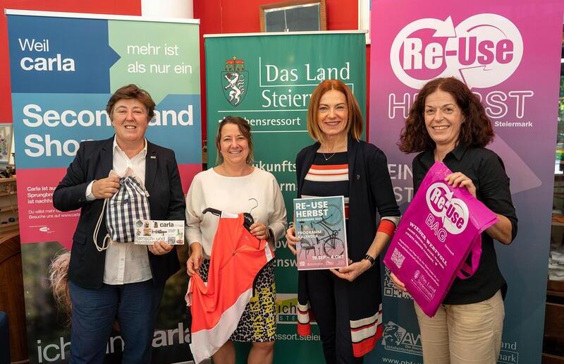 Bei der Präsentation des Re-Use-Programms: Caritas-Vizedirektorin Petra Prattes, Abteilungsleiterin Tamara Puff, Landesrätin Simone Schmiedtbauer, Ingrid Winter, Leiterin Referat Abfall- und Ressourcenwirtschaft (v.l.n.r.)