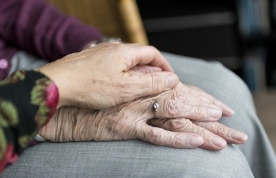 Seelsorgliche Begleitung in Krankenhäusern und Pflegeheimen ist eine fordernde und wichtige Tätigkeit.