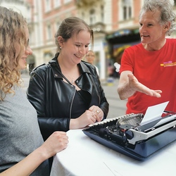 Schreib einen neuen Text mit einer alten Schreibmaschine