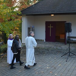 Pfarrer Claudiu Budău segnet die renovierte Aufbahrungshalle.