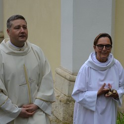 Pfarrer Claudiu Budãu und Susanne Linhardt