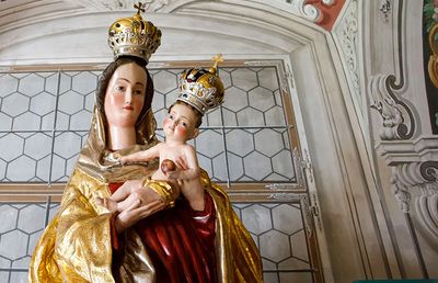 Spätgotische Marienstatue von 1465, die im (wenn nicht gerade renoviert wird) im Mittelpunkt des Hochaltars der Basilika Graz-Mariatrost steht. Sie stammt ursprünglich aus Stift Rein..