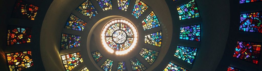 Bunte Kirchenfenster in Form einer Spirale