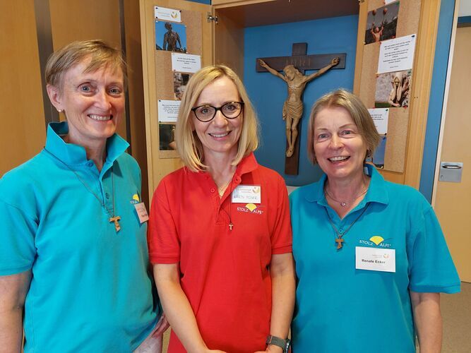 Rosa Hojas mit zwei Ehrenamtlichen: In der Mitte Karin Moser, ehrenamtliche Mitarbeiterin in der Seelsorge und rechts Renate Ecker, ehrenamtliche Seelsorgerin – alle drei im LKH Murtal Standort Stolzalpe.