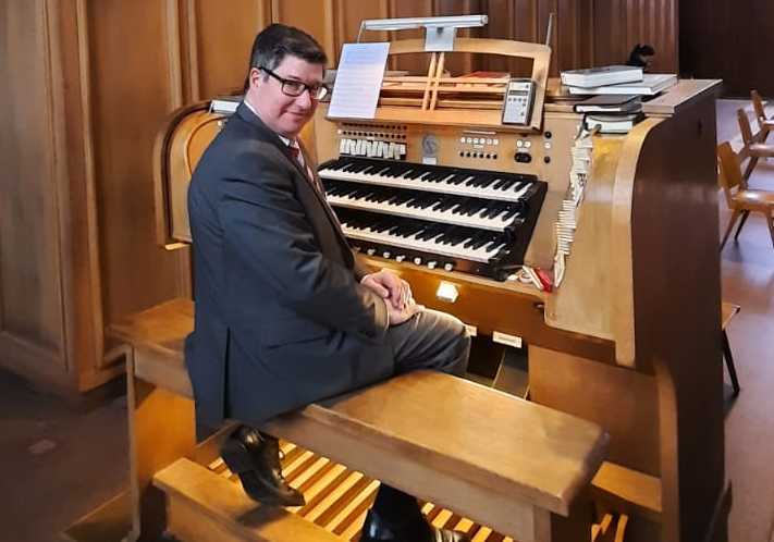 Astrid Schönherr Jörg Zazworka an der Orgel der Pfarre Graz-Münzgraben