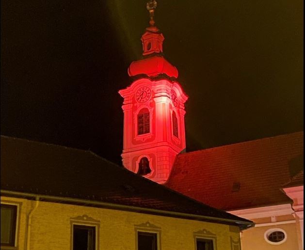 Pfarren des Seelsorgeraumes Vorau beteiligten sich 2020 an der Aktion. Unter anderen erstrahlte die Pfarrkirche Pinggau in rotem Licht.
