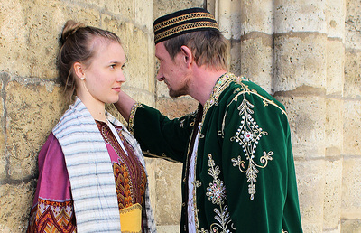 Niya (Valentina Ganster) und Augustinus (Thomas Schleimer)