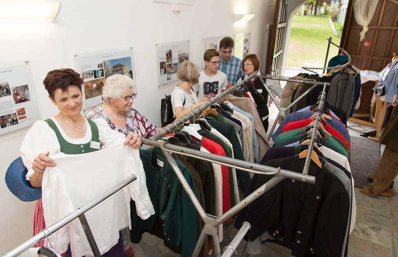Foto: Almuth Kunrath Der 3. Trachtenflohmart, organisiert vom Haus der Frauen, ermöglich es wieder nach Herzenslust zu stöbern und dabei besondere Stücke für sich zu finden.