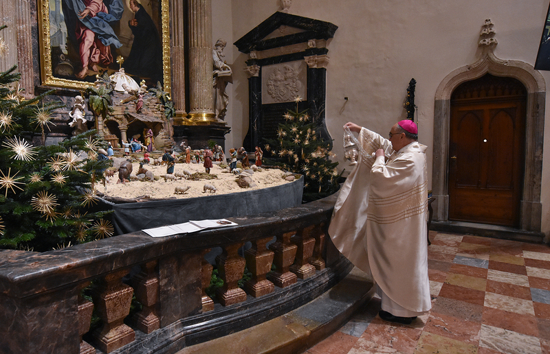 Bischof WIlhelm Krautwaschl inzensiert (=beweihräuchert) im Zuge der Christmette im Dom die Weihnachtskrippe.