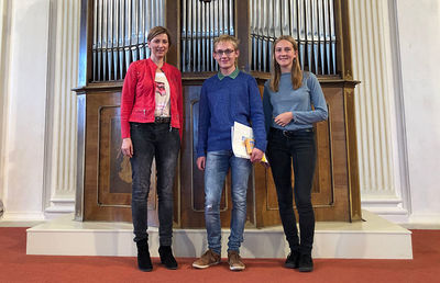 Johannes Spreitzer (Mitte), Latein-Professorin Ulrike Harich und Helene Götz stellten das Team des Bischöflichen Gymnasiums beim internationalen Wettbewerb