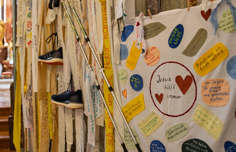 SONNTAGSBLATT Eine Kunstinstallation, gefertigt aus eingesandten 'Lebensknoten', zierte den Altarraum des Stift Rein.