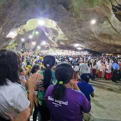 Gottesdienst in einer Grotte im Felsen, Bom Jesus da Lapa