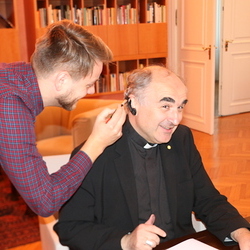 Ein 'offenes Ohr' für Jugendliche: Für das biographisch geprägte Firmungsbuch wurde ein Ohr-Abdruck von Bischof Wilhelm erstellt.