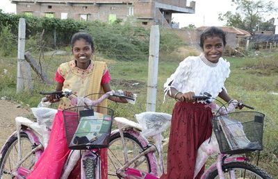 Eigene Fahrräder sind bei einem Schulweg von bis zu 15 Kilometern eine große Hilfe für die Kinder.